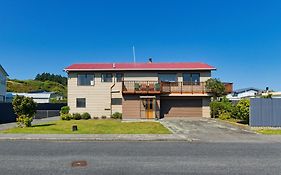 A Classic Kiwi Bach In South Bay
